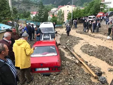 Gümüşhane'de 1 Saat Süren Sağanak Hayatı Felç Etti, Onlarca Araç Hasar Gördü