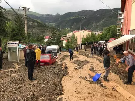 Gümüşhane'de 1 Saat Süren Sağanak Hayatı Felç Etti, Onlarca Araç Hasar Gördü