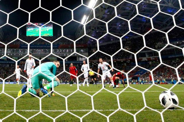 İspanyol Kaleci De Gea, Ronaldo'nun Şutunu Elinden Kaçırarak Skandal Bir Hataya İmza Attı