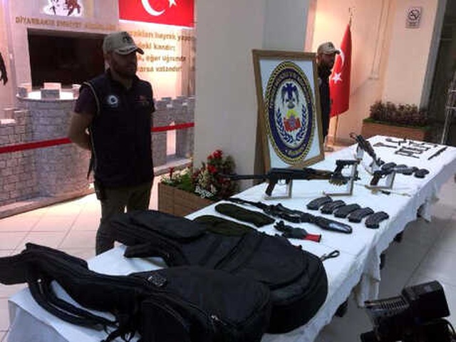 Gitar Kutusundan Cephanelik Çıktı
