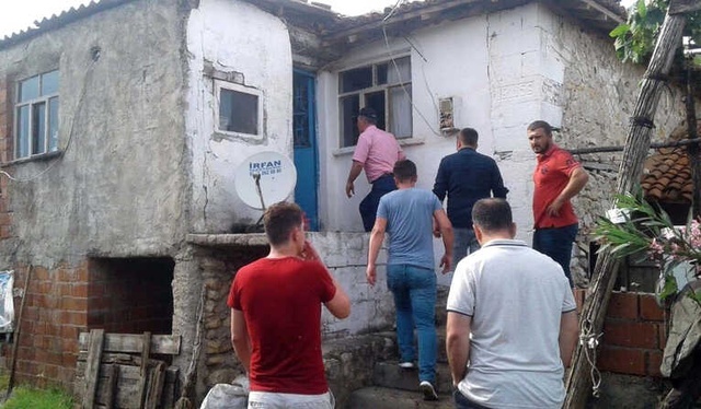 Talihsiz Adam Koltukta Uyurken Evine Yıldırım Düşünce Ağır Yaralandı