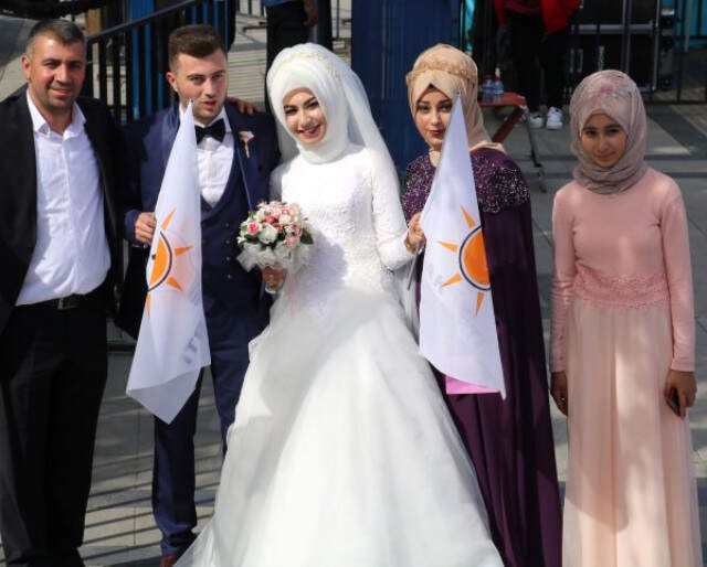 Gelinle Damat Düğün Salonuna Giderken Soluğu Başbakan'ın Mitinginde Aldı Gelinle Damat Düğün Salonuna Giderken Soluğu Başbakan'ın Mitinginde Aldı