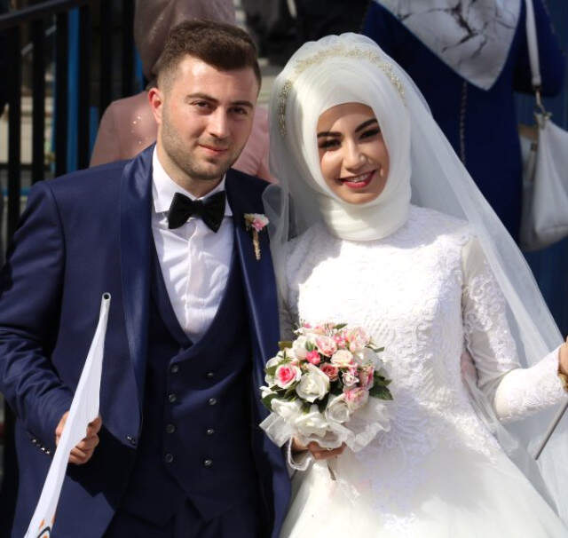 Gelinle Damat Düğün Salonuna Giderken Soluğu Başbakan'ın Mitinginde Aldı Gelinle Damat Düğün Salonuna Giderken Soluğu Başbakan'ın Mitinginde Aldı