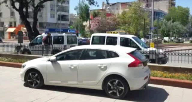 Polisten Kaçan Hırsızlar, Soygun Yaptıkları Aracın Plakasını Keçeli Kalemle Değiştirdi