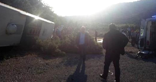 Traktörle Çarpışan Yolcu Otobüsü Şarampole Devrildi: 27 Yaralı