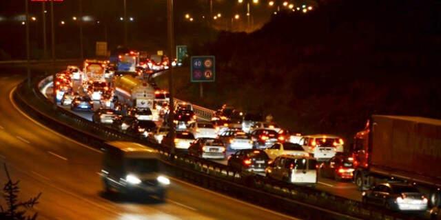 Bayramın 2. Gününde Dönüşe Geçen Tatilciler TEM Ve D-100 Karayolunu Kilitledi Bayramın 2. Gününde Dönüşe Geçen Tatilciler TEM Ve D-100 Karayolunu Kilitledi