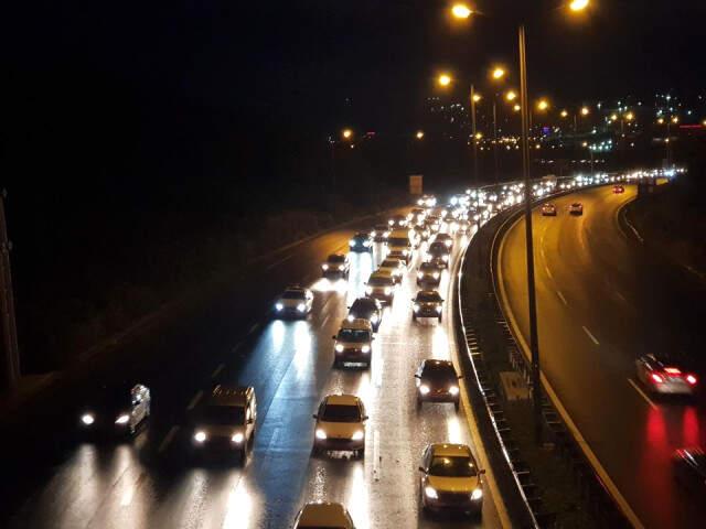 Bayramın 2. Gününde Dönüşe Geçen Tatilciler TEM Ve D-100 Karayolunu Kilitledi Bayramın 2. Gününde Dönüşe Geçen Tatilciler TEM Ve D-100 Karayolunu Kilitledi