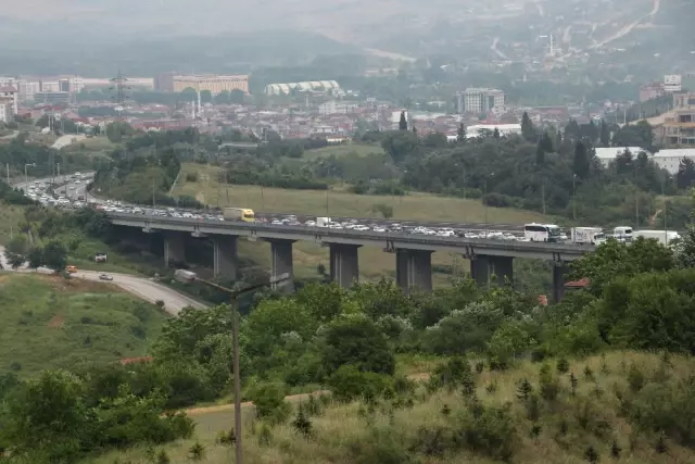 Tatilcilerin Dönüş Çilesi Devam Ediyor, TEM'de Uzun Kuyruklar Oluştu