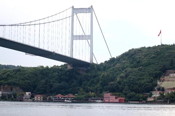İstanbul Boğazı'nda Geminin Çarptığı Yalıya Fotoğraflı Kamufulaj Yapıldı
