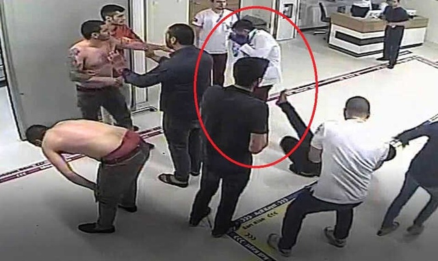 Hastanede Doktorun Yüzüne Tekme Atma Anı Güvenlik Kamerasında