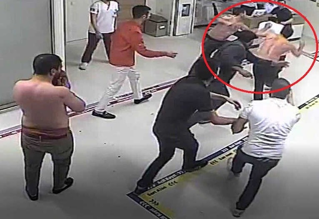 Hastanede Doktorun Yüzüne Tekme Atma Anı Güvenlik Kamerasında