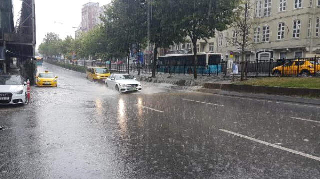 İstanbul'da Adeta Gök Delindi! Şiddetli Yağış 3 Saat Boyunca Devam Edecek
