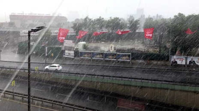 İstanbul'da Adeta Gök Delindi! Şiddetli Yağış 3 Saat Boyunca Devam Edecek
