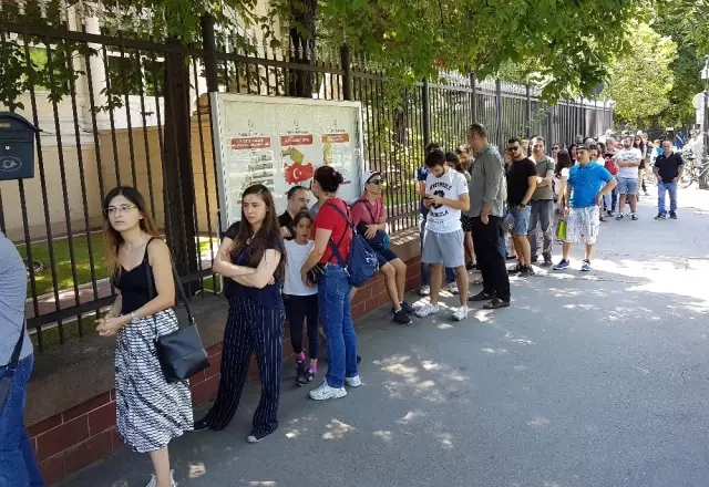 Fransa'da Yaşayan Gurbetçiler Cumhurbaşkanlığı Seçimi İçin Paris'te Sandığa Koştu