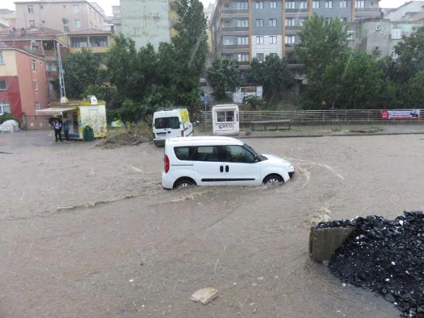 Ataşehir'de, Yağmur Yolları 15 Dakikada Göle Çevirdi