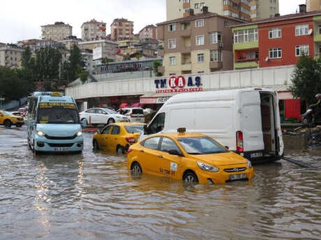 Ataşehir'de, Yağmur Yolları 15 Dakikada <a class='keyword-sd' href='/gole/' title='Göle'>Göle</a> Çevirdi