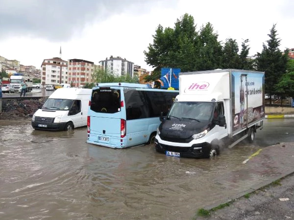 Ataşehir'de, Yağmur Yolları 15 Dakikada Göle Çevirdi