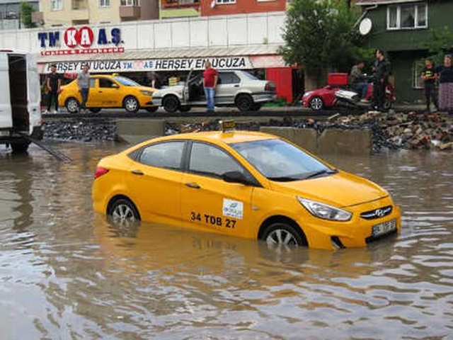 Ataşehir'de, Yağmur Yolları 15 Dakikada Göle Çevirdi
