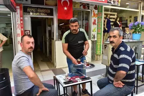 Çaya Nezaket Tarifesi! Kibarca İsteyen Daha Az Para Ödüyor