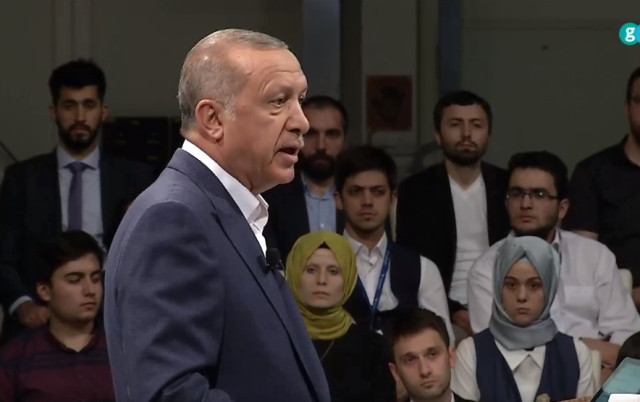 Erdoğan, Bizzat Moderatörlüğünü Yaptığı Canlı Yayında Gençlerin Sorularını Yanıtladı
