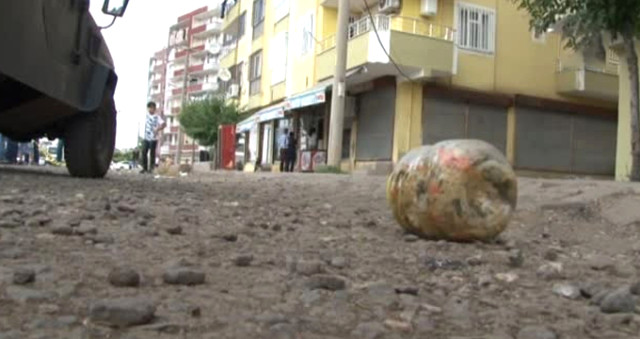 Eşini Sokak Ortasında Bıçaklayarak Katleden Cani Koca Aynı Bıçakla İntihar Etti