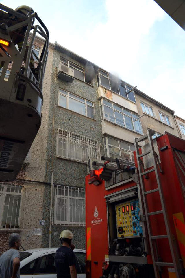 İstanbul Fatih'te Yangın: 1 Kişi Hayatını Kaybetti İstanbul Fatih'te Yangın: 1 Kişi Hayatını Kaybetti