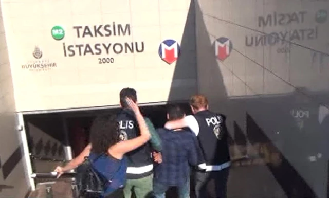 Taksim Metrosunda Tacize Uğrayan Kadın Tacizcisine <a class='keyword-sd' href='/tokat/' title='Tokat'>Tokat</a> Attı