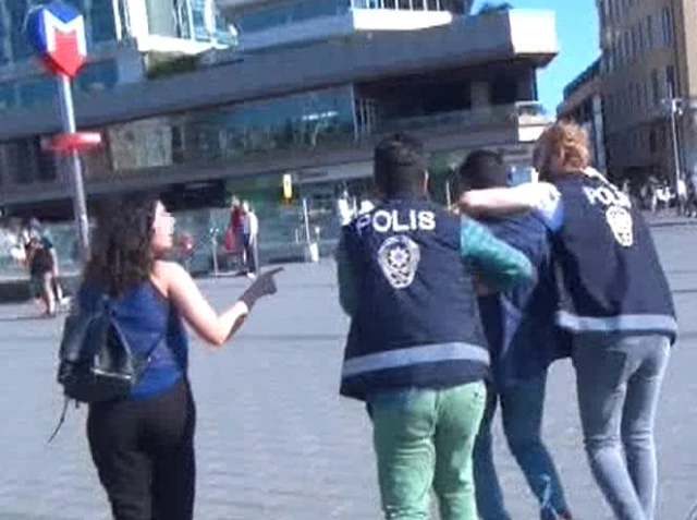 Taksim Metrosunda Tacize Uğrayan Kadın Tacizcisine Tokat Attı