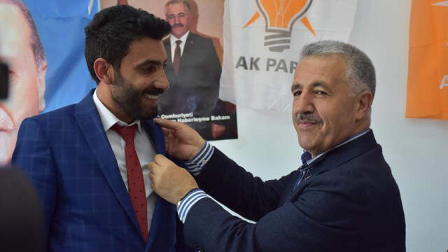 Saadet Partisi'nden İstifa Eden 24 Kişi AK Parti'ye Geçti Saadet Partisi'nden İstifa Eden 24 Kişi AK Parti'ye Geçti