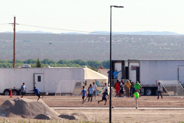 ABD'nin Göçmen Çocukları Ailelerinden Zorla Ayırıp Tuttuğu Kamplar Büyük Tepki Çekti