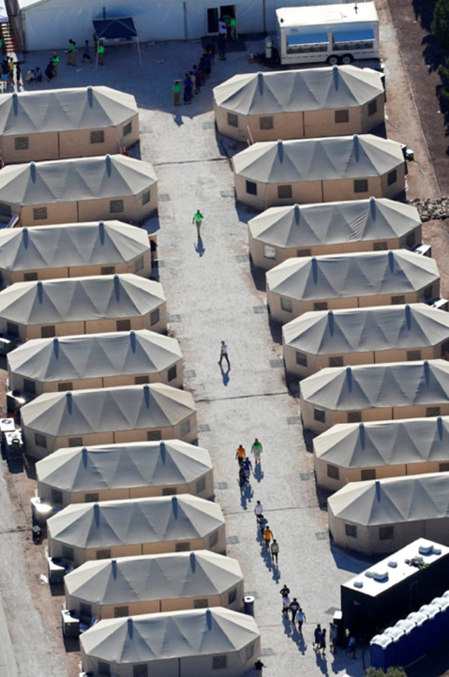 ABD'nin Göçmen Çocukları Ailelerinden Zorla Ayırıp Tuttuğu Kamplar Büyük Tepki Çekti