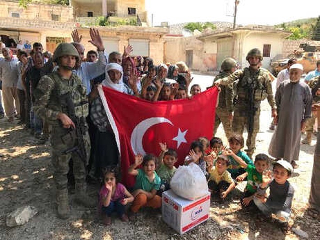 Afrin'de Yaşlı Kadın, Yardım Getiren Mehmetçik'i Kaskından Öptü