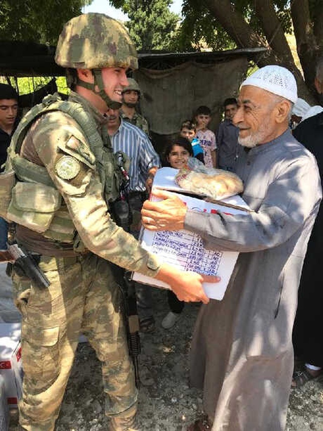 Afrin'de Yaşlı Kadın, Yardım Getiren Mehmetçik'i Kaskından Öptü