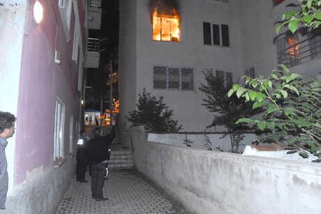 Terk Edilen Adam Önce Kendini Bıçakladı, Sonra Eşinin Yaşadığı Evi Yaktı