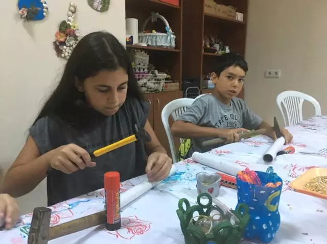 Geri Dönüşüm Malzemelerinden Müzik Aleti Yapıyorlar