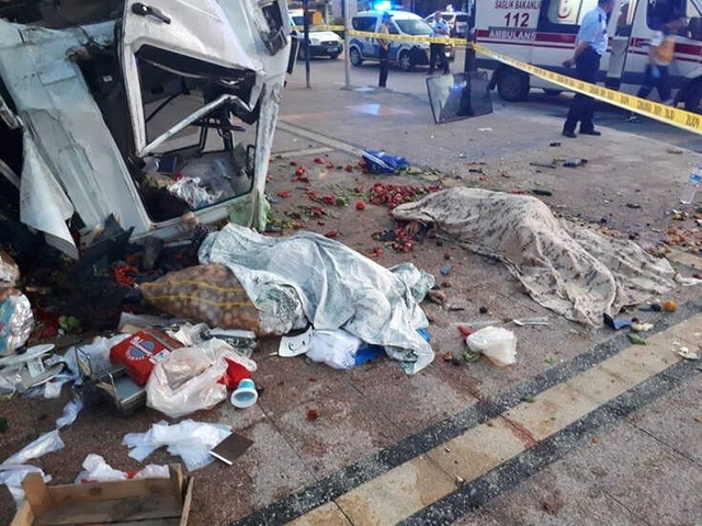 Mersin'de Korkunç Kaza! Kamyonet ile Otomobil Çarpıştı: 2 Ölü, 6 Yaralı