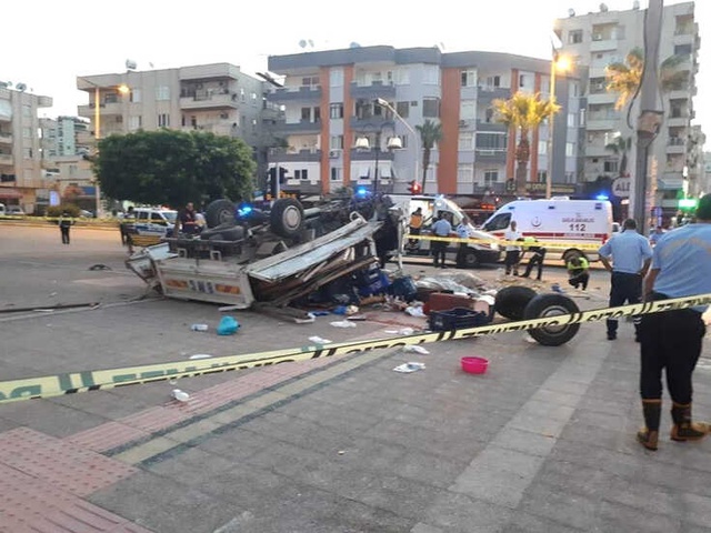 Mersin'de Korkunç Kaza! Kamyonet ile Otomobil Çarpıştı: 2 Ölü, 6 Yaralı