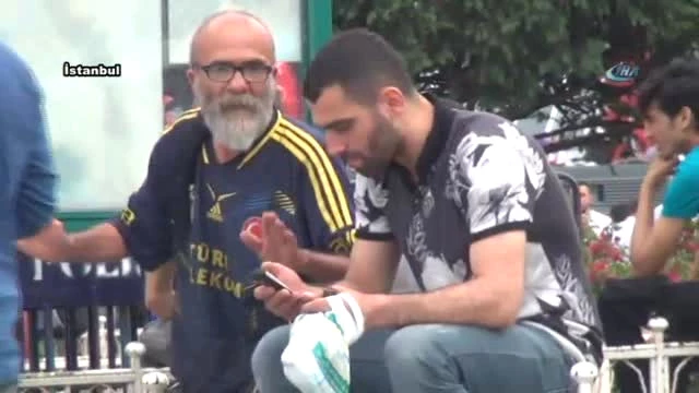 Anbean Kamerada! Taksim'de Güpegündüz Evsiz Adamı Soyup Darp Etti