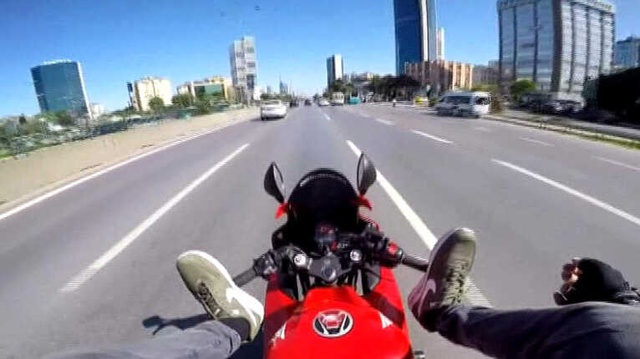 E-5'te Ayakları İle <a class='keyword-sd' href='/motosiklet/' title='Motosiklet'>Motosiklet</a> Kullanan Magandanın Ölümle Dansı Kamerada