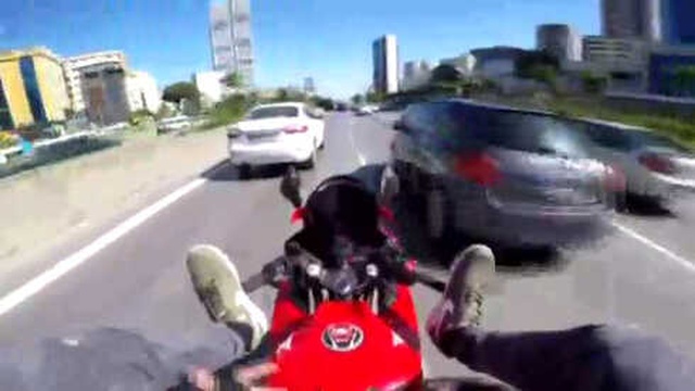 E-5'te Ayakları İle Motosiklet Kullanan Magandanın Ölümle Dansı Kamerada