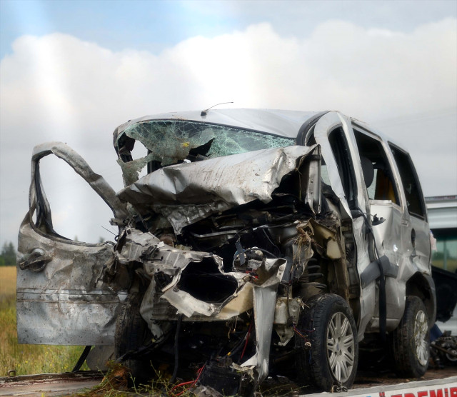 Eskişehir'de Feci Kaza! Bariyere Çarpan Araç Yuvarlandı, Aynı Aileden 5 Kişi Öldü