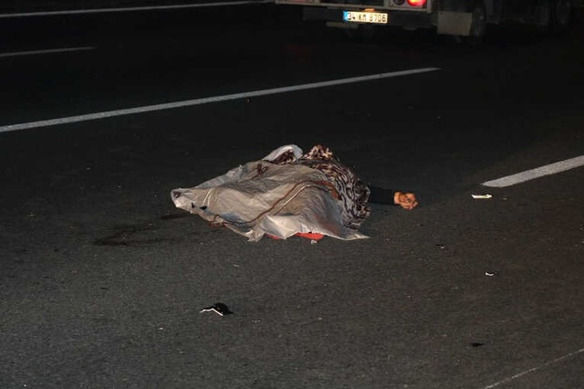 Kazadan Kurtulan Motosiklet Sürücüsü Başka Bir Aracın Üzerinden Geçmesiyle Can Verdi