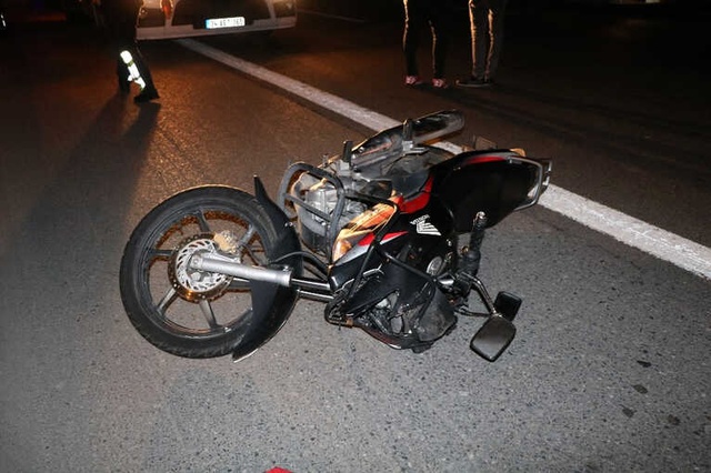 Kazadan Kurtulan Motosiklet Sürücüsü Başka Bir Aracın Üzerinden Geçmesiyle Can Verdi