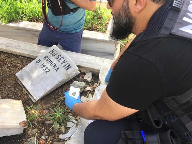 Polis Ekipleri, Uzun Süre Aradığı Uyuşturucuyu Mezar Taşının Altında Buldu