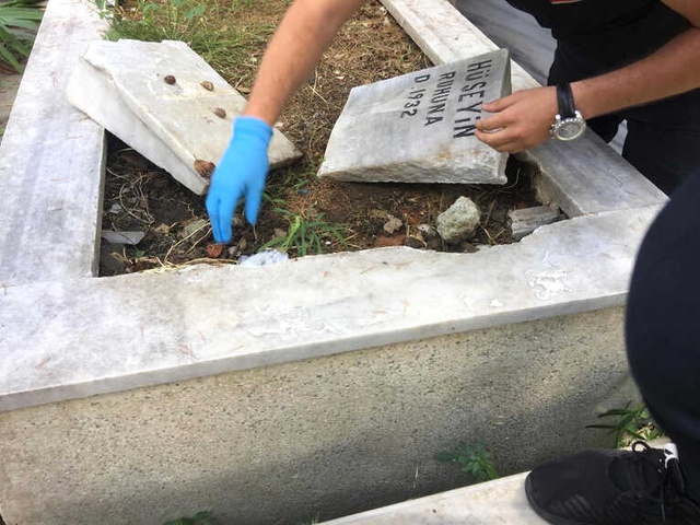 Polis Ekipleri, Uzun Süre Aradığı Uyuşturucuyu Mezar Taşının Altında Buldu