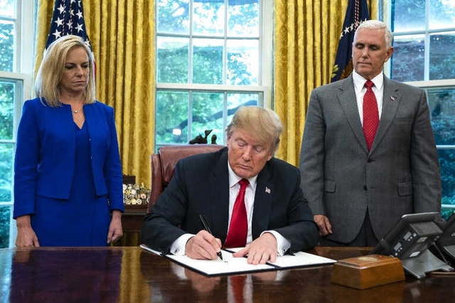 ABD Başkanı Trump, Aileleri Çocukları İle Bir Arada Tutacak Kararnameyi İmzaladı