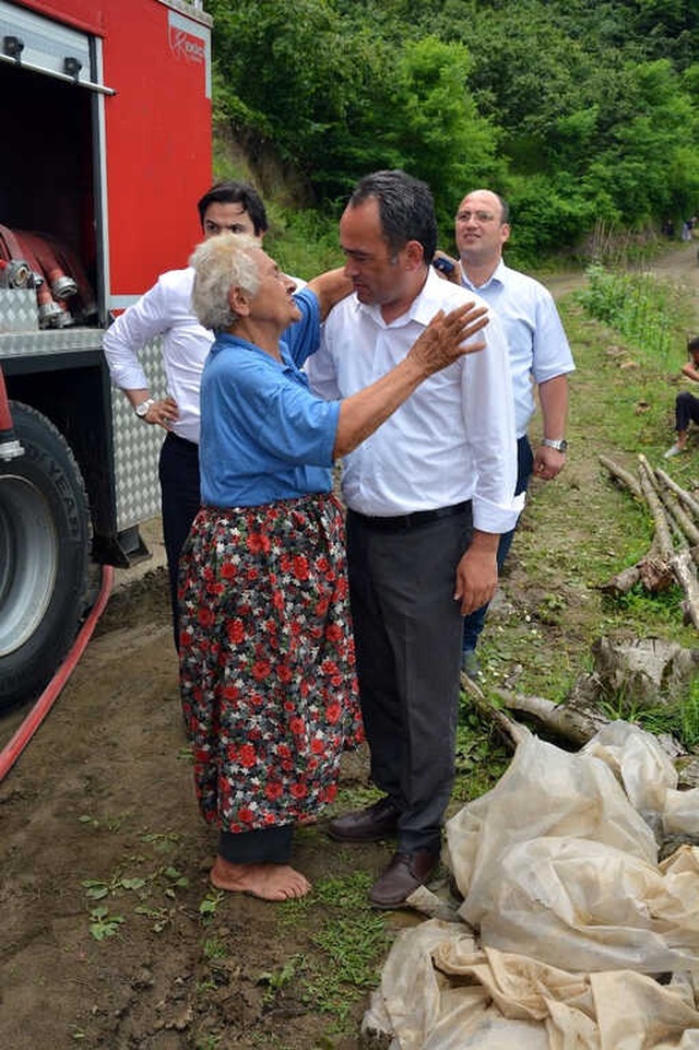 Yaşlı Kadın Yanan Evini Çıplak Ayaklarıyla Çaresizce İzledi