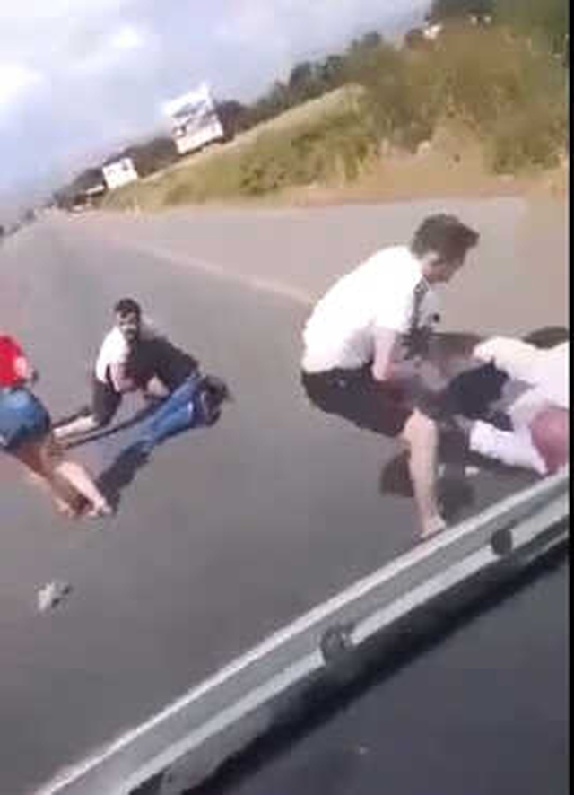 Yol Verme Tartışması Yüzünden Otoyol Savaş Alanına Döndü: 3 Yaralı