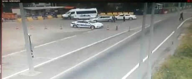 Otomobili Küçük Oğluna Kullandıran Baba, Aracını Ceza Yazan Trafik Polisinin Üzerine Sürdü