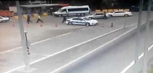 Otomobili Küçük Oğluna Kullandıran <a class='keyword-sd' href='/baba/' title='Baba'>Baba</a>, Aracını Ceza Yazan Trafik Polisinin Üzerine Sürdü